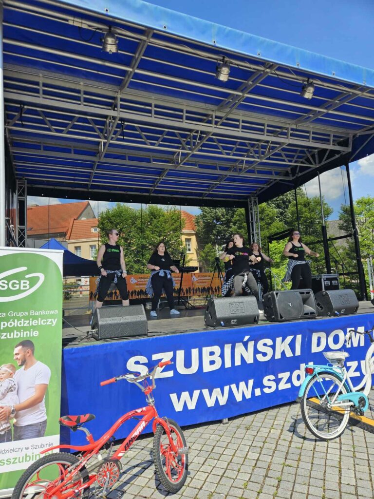 Występ taneczny na scenie