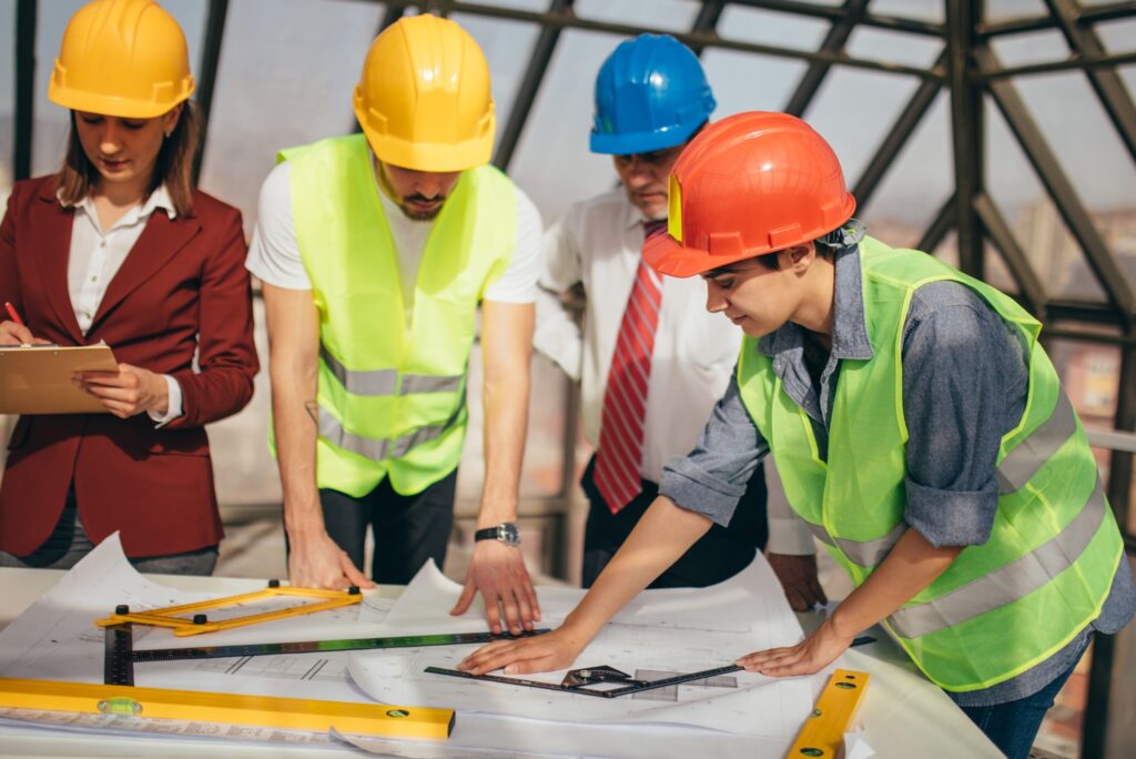 Pracownicy w kaskach